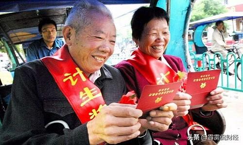 专家建议按孩子数量给家庭发钱