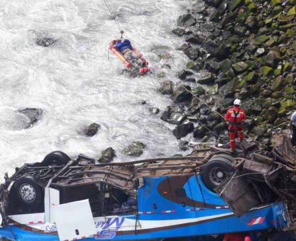 巴士坠崖致22人死亡