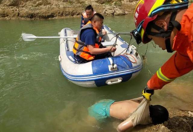 1家3口溺水1人遇难