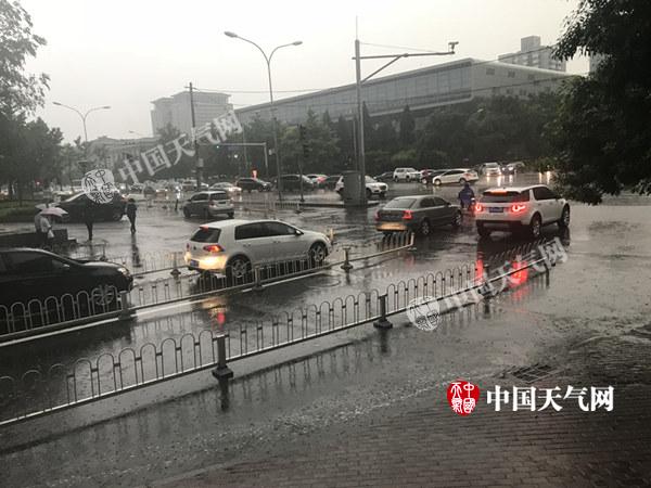 北京白天超30℃ 为何晚间突降冰雹