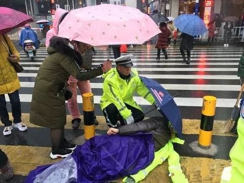 有人穿“警察”字样雨衣参与丧事