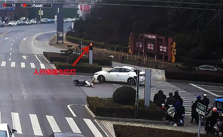 电动车闯红灯致4死