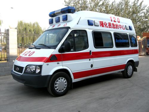 官方通报救护车拉警报开道旅游