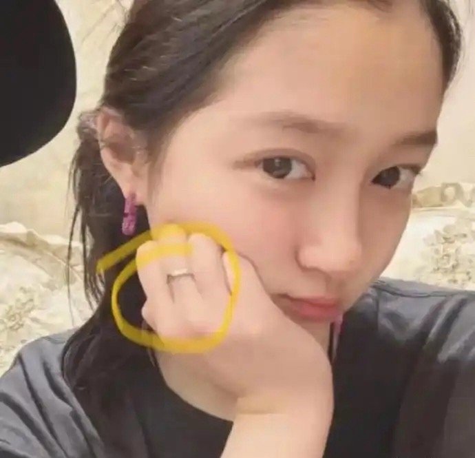 关晓彤现身秀出无名指戒指