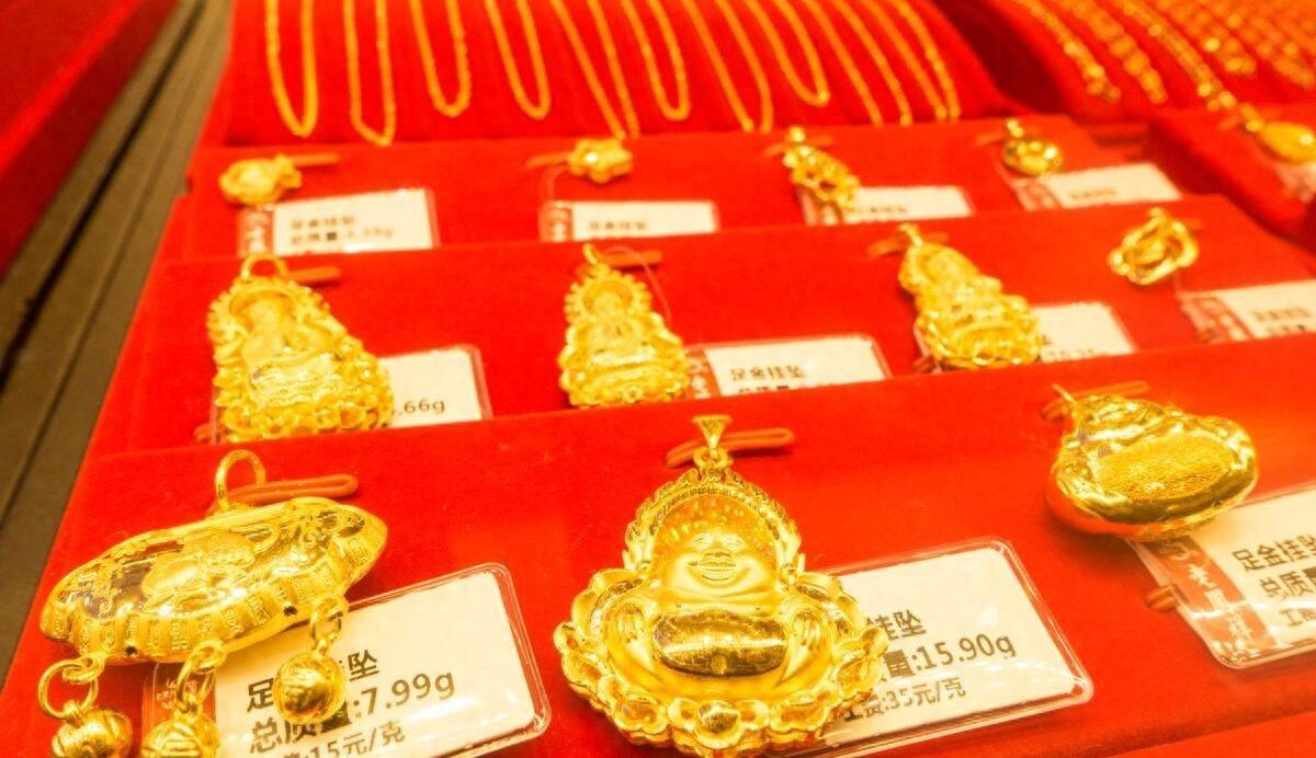 金价大跌 网友直呼“亏麻了”