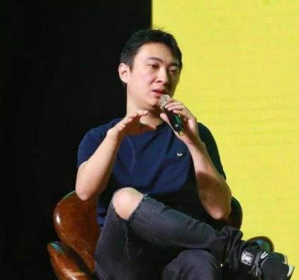 单依纯在歌手发布会上打瞌睡