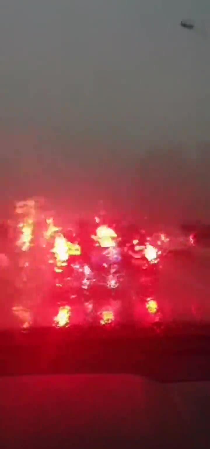 桥下躲冰雹致堵车