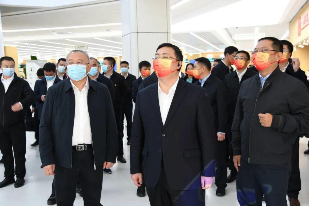 推动中哥战略伙伴关系走深走实