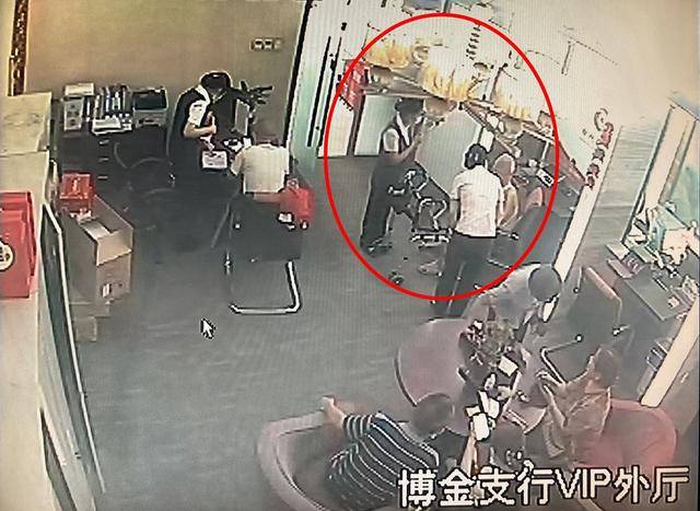 “病重老人取钱死于银行”暴露了啥