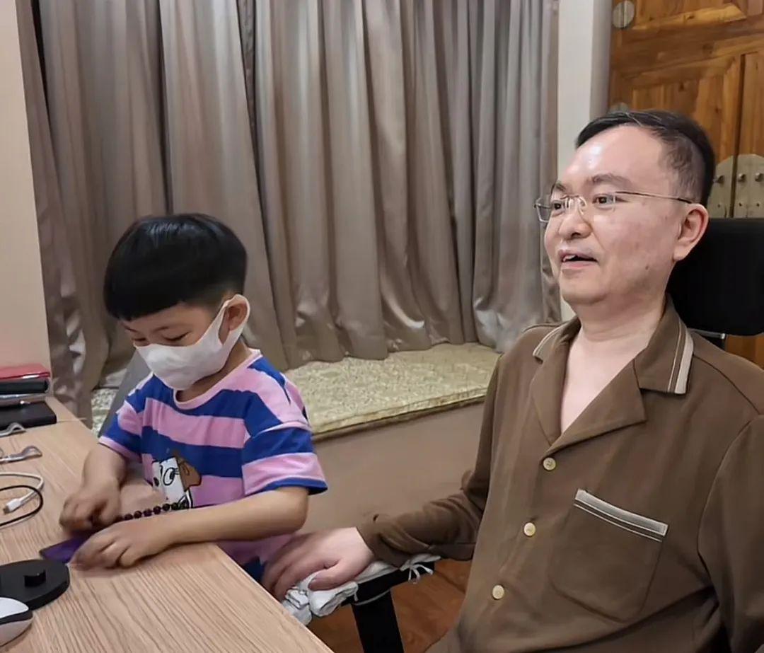 蔡磊用眼控仪打字：科技如何改变渐冻症患者的生活？