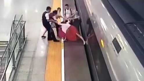 高铁启动女乘客突然冲出被门夹住