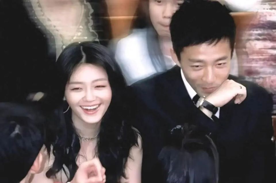汪小菲马筱梅穿中式婚服热情打招呼