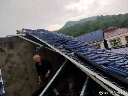 北京大风掀铁皮屋顶