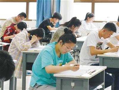 江苏警官学院拍毕业照 压迫感爆棚
