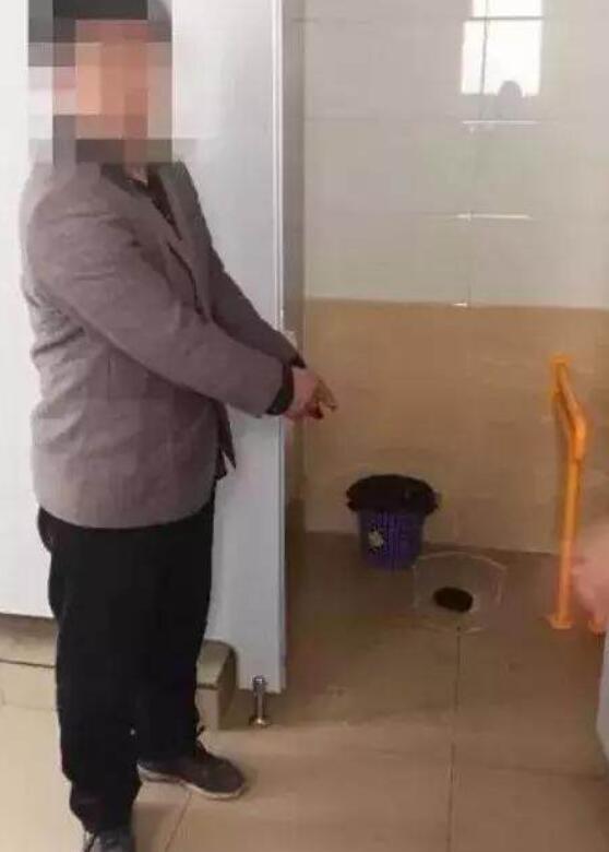 情侣"520"占用无障碍卫生间一小时
