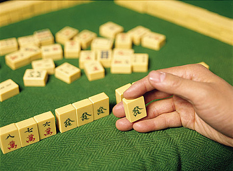 惊呆了！幼儿园推出汉字麻将，竟让孩子爱上学习？