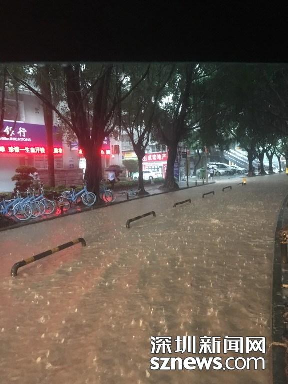 震惊！武昌车站因暴雨被淹，旅客滞留现场混乱！最新进展速览