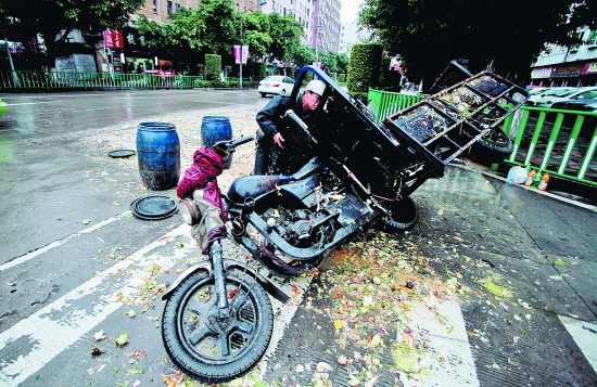 惊魂一刻！拉粪车急刹粪水倾出将大爷泼翻在地，责任谁来担？