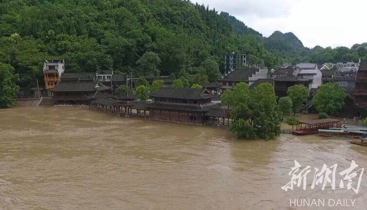 惊心动魄！张家界暴雨洪水从家中穿流而过，居民如何自救？