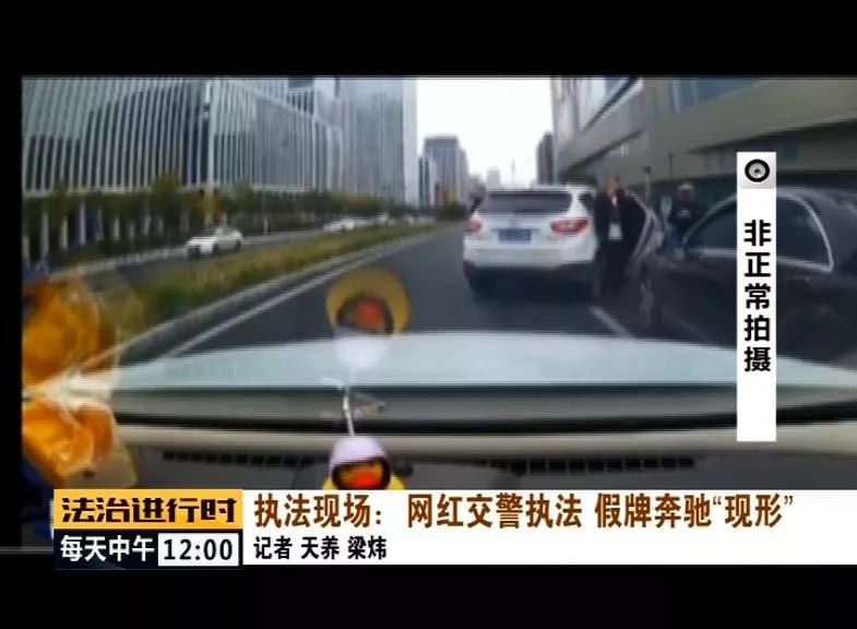 震惊！奔驰司机别停前车用高尔夫球杆狂砸，背后真相令人愤怒！