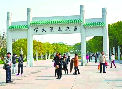 震惊！武汉大学校门被淹，校园变"水城"背后的真相是什么？
