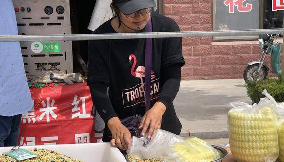 🔥90后夫妻街头卖艺引热议：梦想与现实的碰撞，他们如何逆袭？