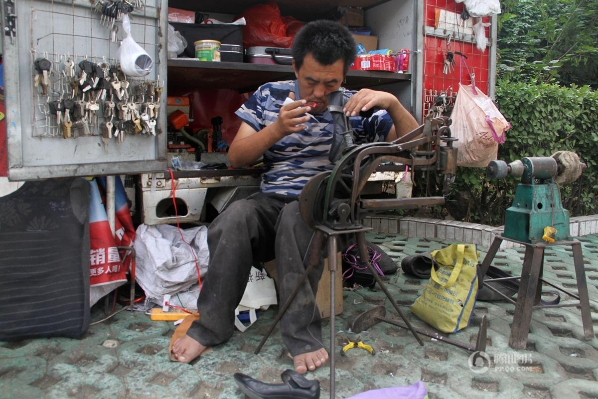 "双腿残疾男子街头修鞋英语却很好"：一位街头匠人的不凡人生