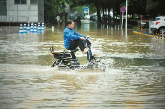 惊险！武汉暴雨家长划桨板接娃，这一幕让人揪心又暖心！