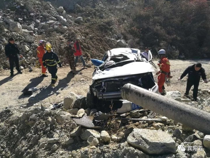 惊魂一刻！6名老人四川雪山自驾翻车1死1伤，事故背后隐藏哪些风险？
