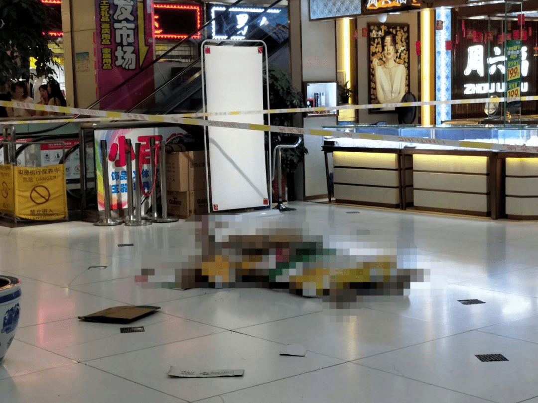 震惊！扬州一商场内有人坠亡，现场细节曝光引深思