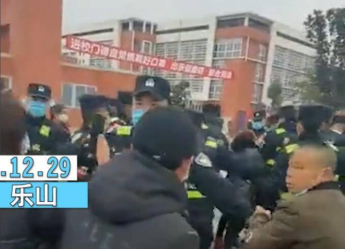 震惊！女幼师被连刺13刀身亡 警方通报揭露案件细节，凶手动机成谜