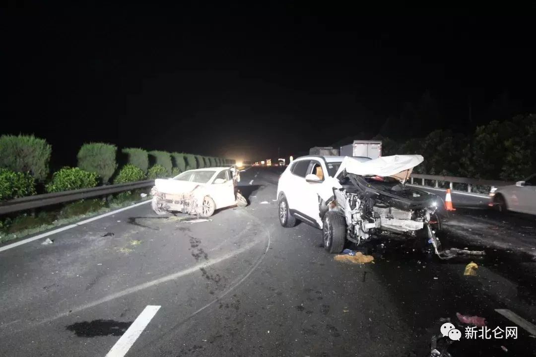 惊魂一刻！高速上演“刀片超车” 两车瞬间报废，生死瞬间曝光！