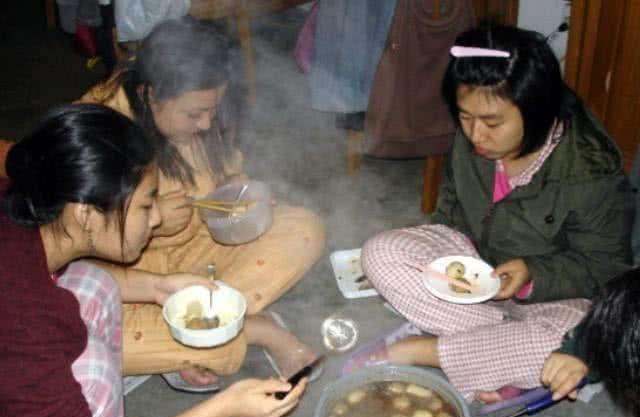 🔥震惊！外卖盒盛60℃以上食物会释放有毒物质，你每天都在"服毒"？