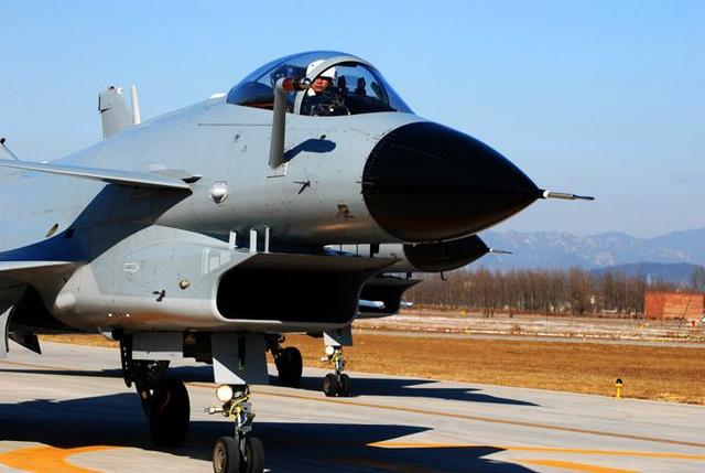 中国歼-10战斗机完胜欧洲战机吗？深度解析中欧空中力量对比！