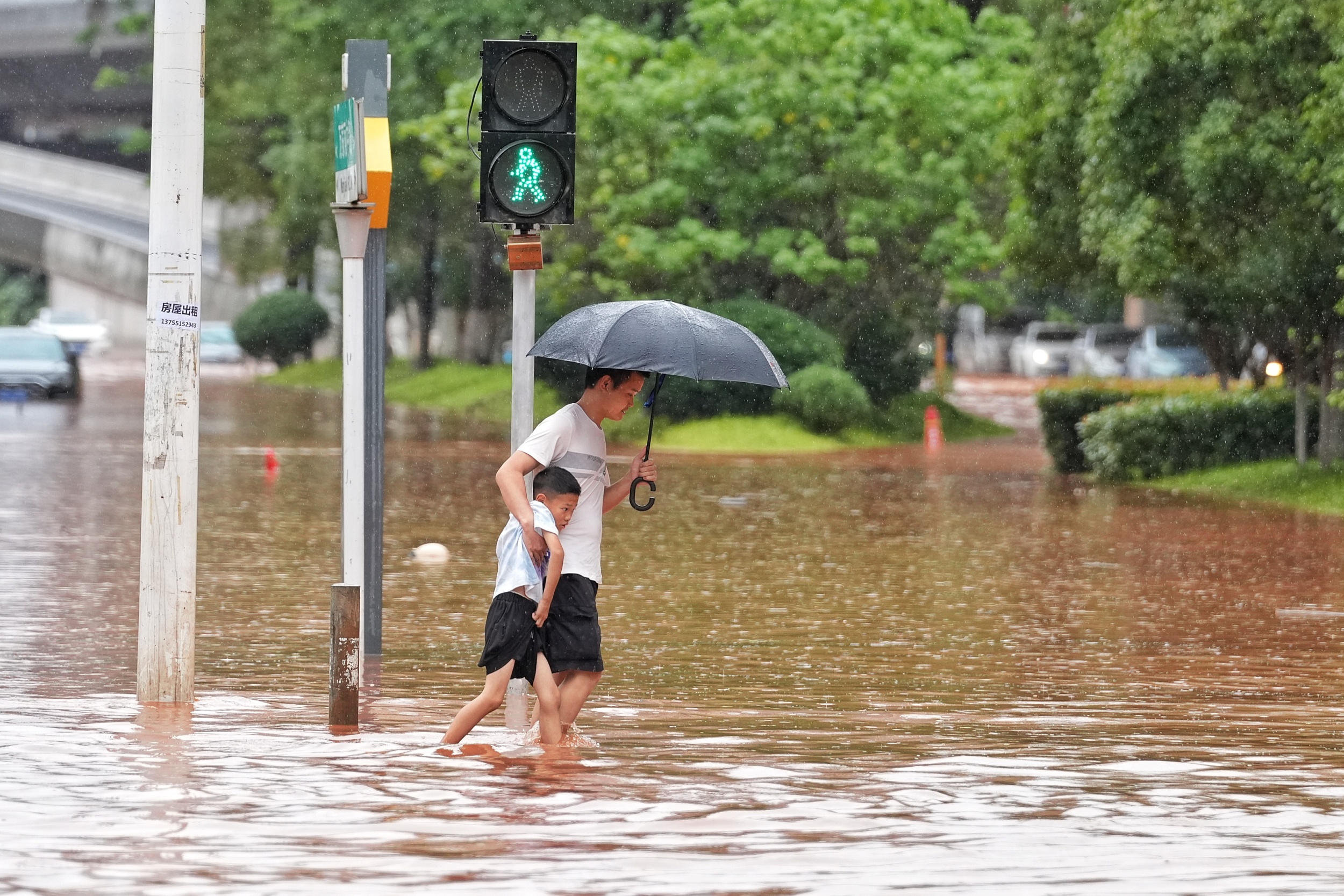 惊险！暴雨家长划桨板接娃引热议，安全还是冒险？