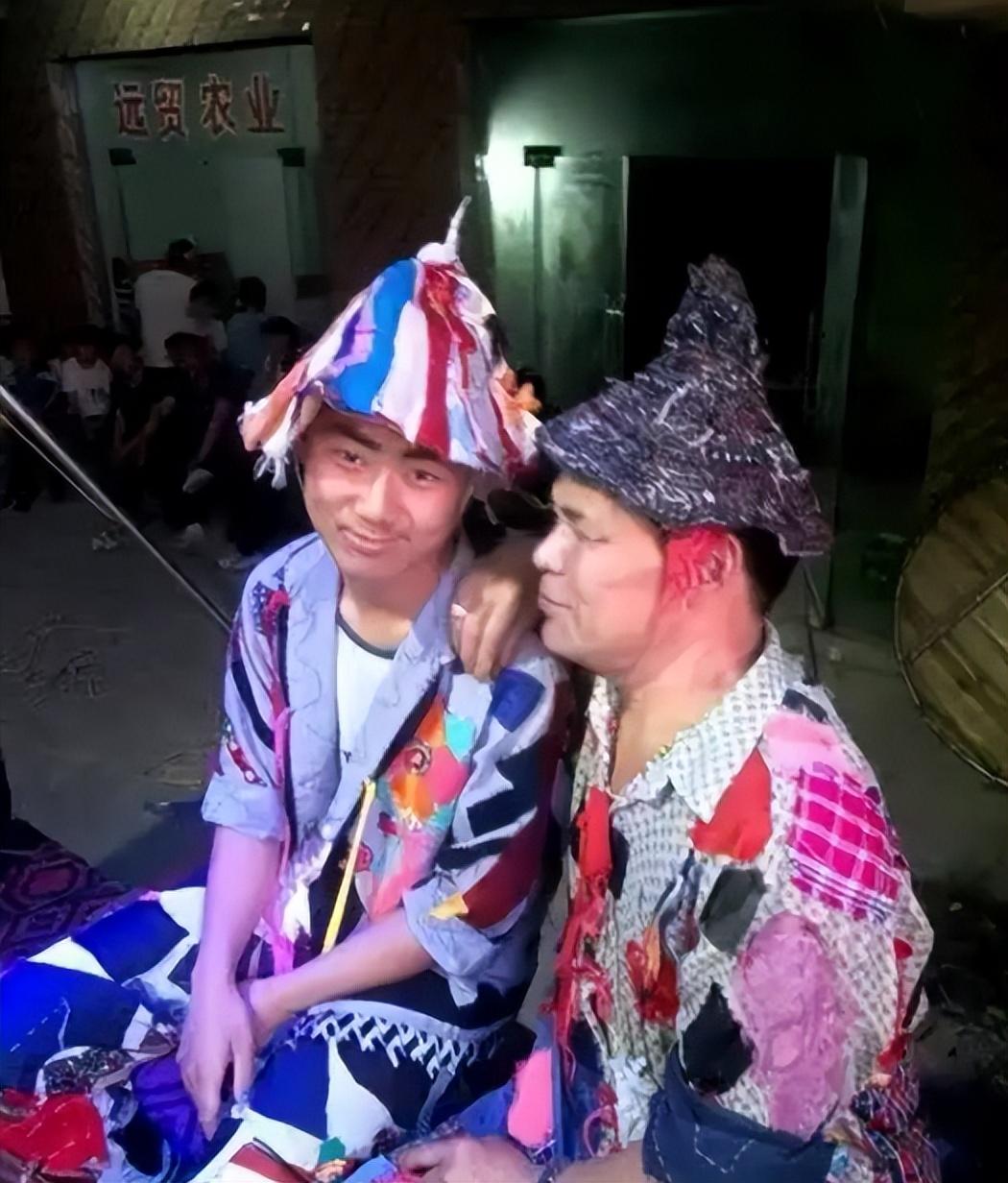"90后夫妻街头卖艺"引热议：他们为何放弃高薪选择自由人生？