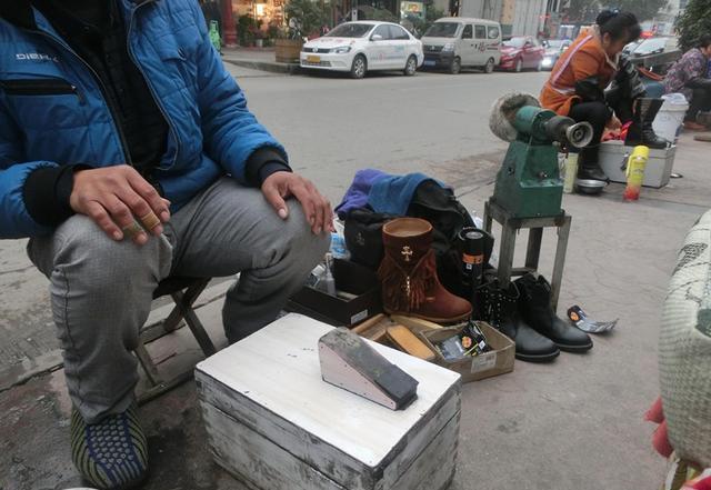 "双腿残疾男子街头修鞋英语却很好"：一个震撼人心的逆袭故事！