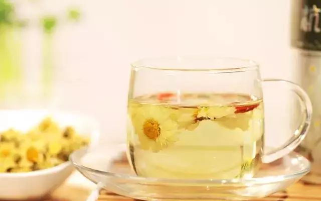 震惊！爷爷不泡茶17元奶茶未开封只有半杯，消费者怒斥欺诈行为！
