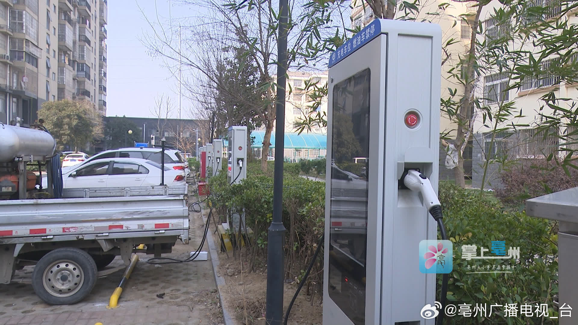 "太离谱！小区外围设充电桩遭沿街店铺业主反对，背后原因令人震惊！"