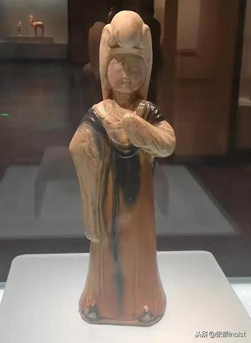 惊叹！洛阳博物馆“牵手女俑”热度不减，背后隐藏什么秘密？