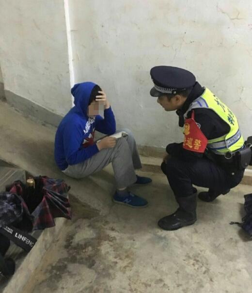 悲剧！男孩离家出走后父亲送外卖车祸去世，家庭破碎谁之过？