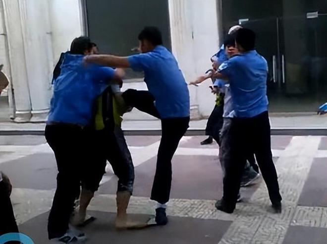 震惊！华人在澳州遭多名青少年殴打，背后原因令人心寒！