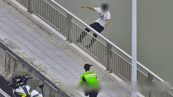 凌晨惊魂！小伙跳河轻生，大哥5米高桥纵身一跃救人！现场视频曝光