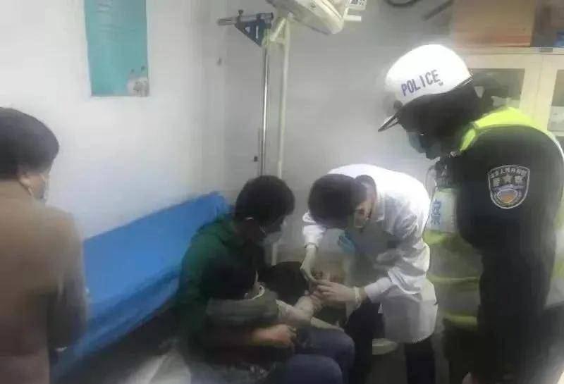 震惊！下班高峰持刀伤17人事件引发社会恐慌，凶手动机成谜