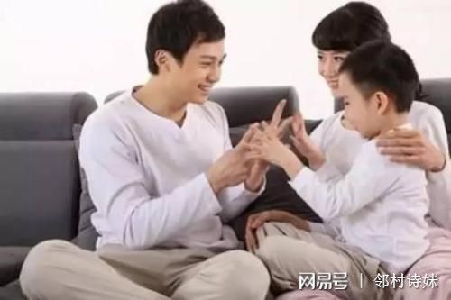 "震惊！离婚4年前妻教孩子发视频骂爸爸，背后真相令人心寒"