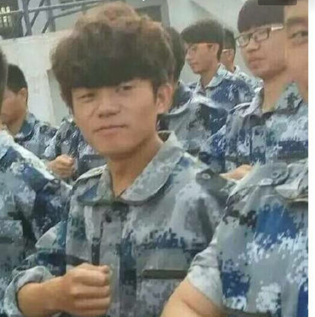 "300万人选出最丑军训服 新生：天塌了"！网友炸锅：这设计是认真的吗？