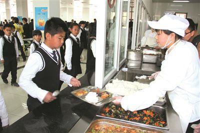 震惊！学校食堂绞肉机现活蛆 校长被停职！食品安全再引全民关注