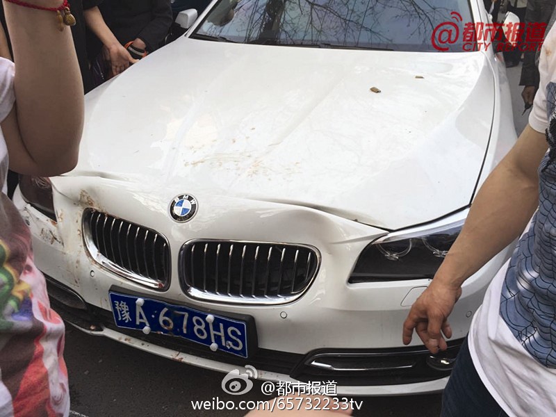 震惊！未成年开宝马撞百万豪车？交警回应引热议，真相究竟如何？